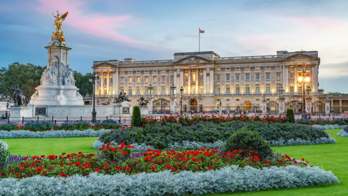 The majority of Brits consider the £369 million bill for the renovation of Buckingham Palace to be too expensive