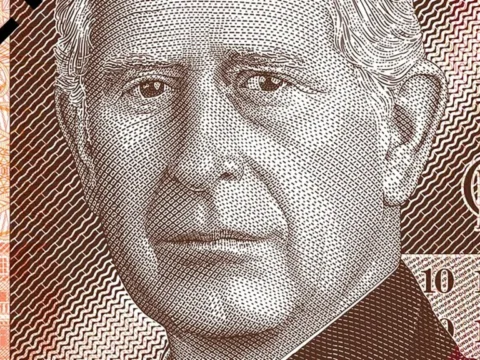 People and ATMs hesitate to take new banknotes