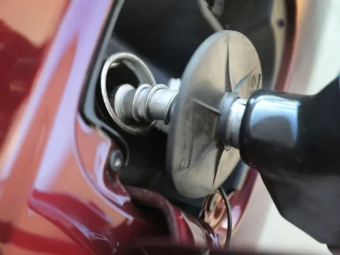 A Stiff Upper Lip at the Pump – Keep Calm and Watch the Petrol Price