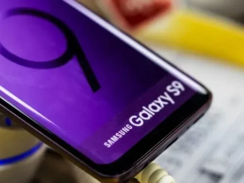 Samsung warns of profit drop as chip demand slows