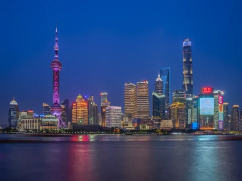 Shanghai returns to the business, but the process is very slow