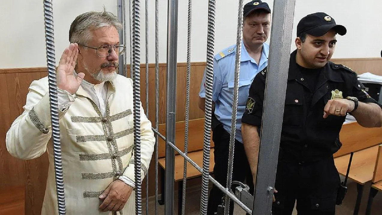 Boyko-Veliky makes an extravagant appearance in court.