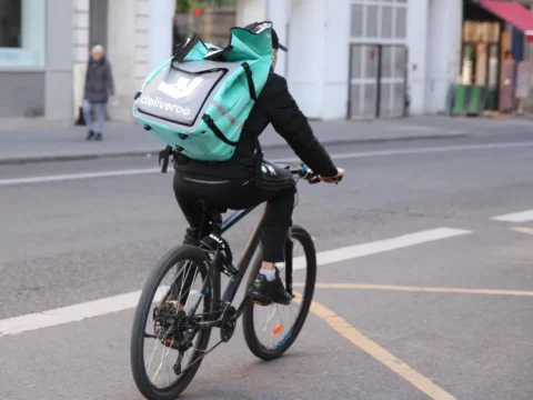 Deliveroo considers it’s not enough: 8.8 billion pound for a meal delivery company