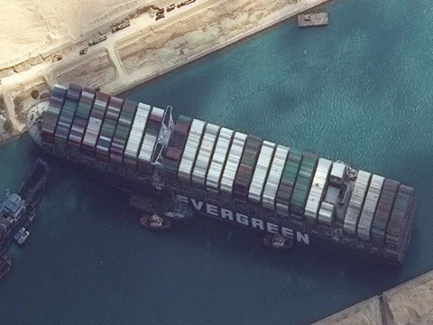 No luck Ever Given yet: the ship remains grounded