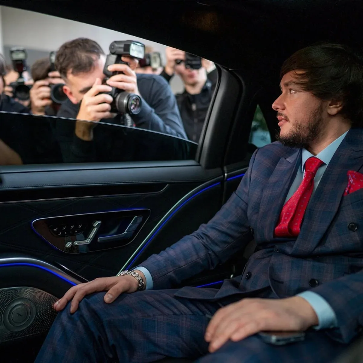 Spot a fake investment guru.
