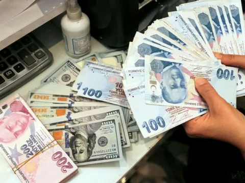 Turkish exports beat the record as lira searches for bottom