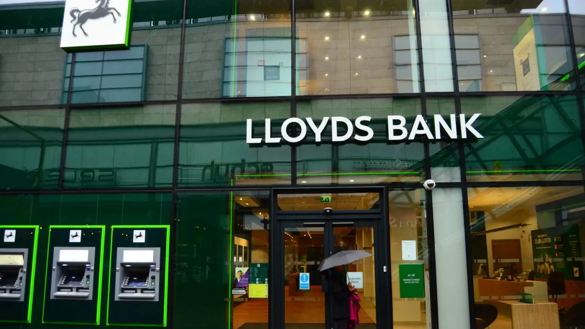 Lloyds suffers losses, accumulates funds for bad loans portfolio