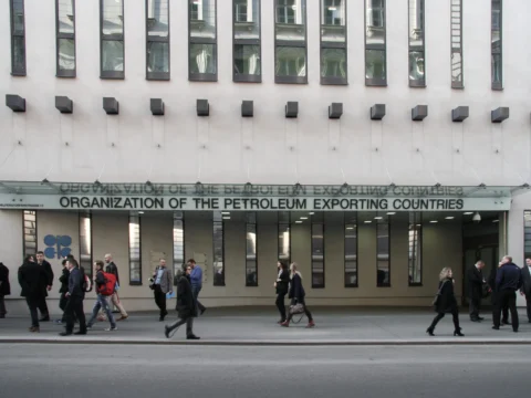 OPEC extends production reduction to maintain the prices