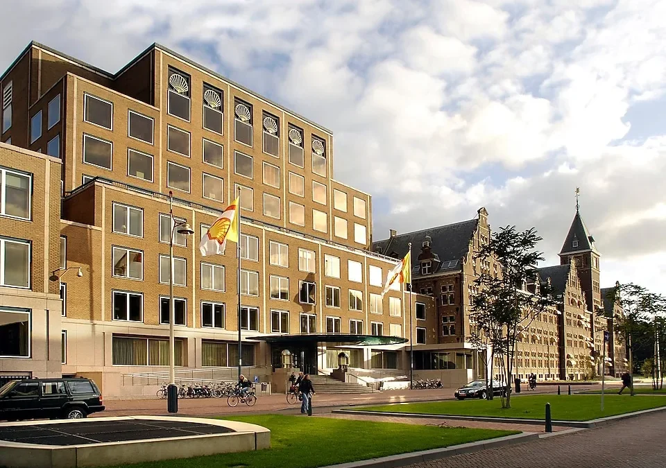 Shell weights the decision to move HQ to Britain
