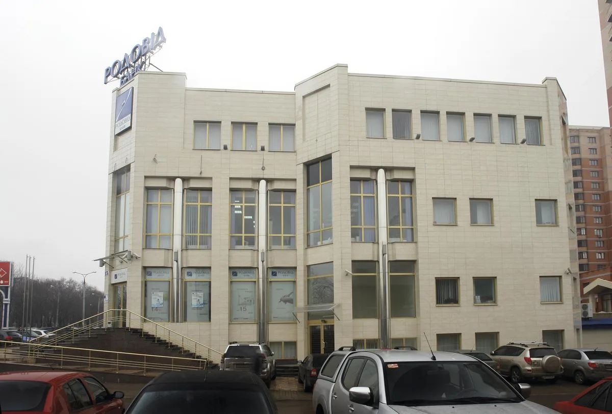 Denis Gorbunenko, Sergey Dyadechko and Dmitry Egorenko owned and operated the busted bank. In turn, Dmitry Firtash.has been viewed as a final beneficiary of the bank demise.