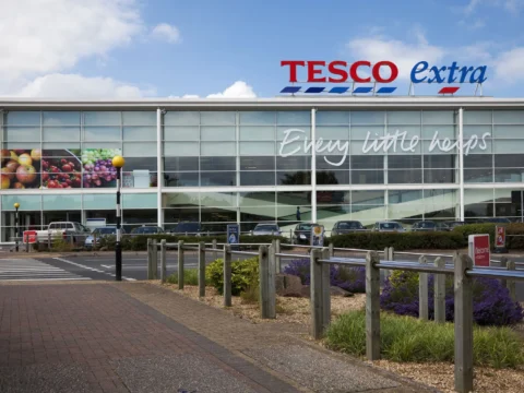 British shoppers go back to the supermarket now that vaccination campaign is in full swing