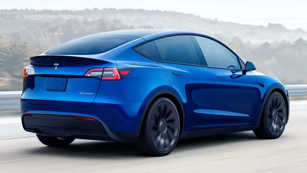 Tesla reports problem with tail lights and releases update