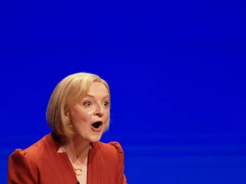Kwasi Kwarteng out, Jeremy Hunt in: Liz Truss troubled start